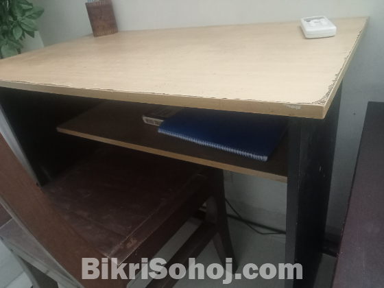 Reading table otobi brand length 2.5 feet width 1.5 fit